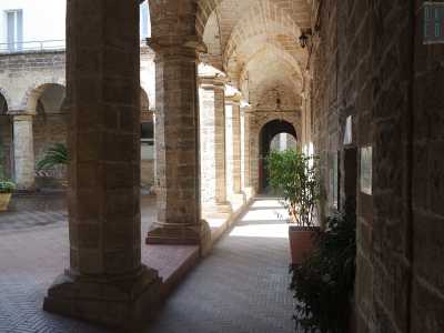 Il dispositivo si trova nel chiostro dell'ex convento: lo si nota sulla destra dopo aver varcato l'ingresso del Tribunale